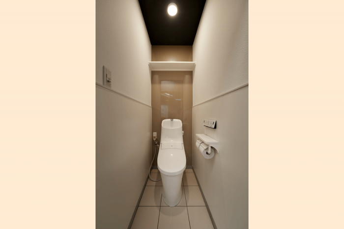 おトイレをリフォーム シックな便器カラーでおトイレを高級感ある空間